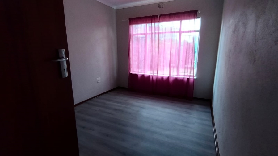 To Let 4 Bedroom Property for Rent in Helderkruin Gauteng