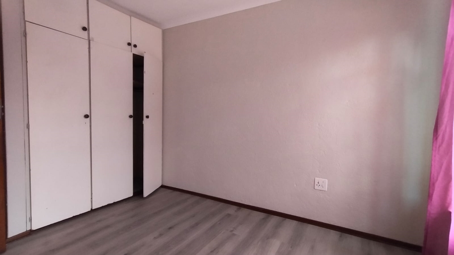 To Let 4 Bedroom Property for Rent in Helderkruin Gauteng