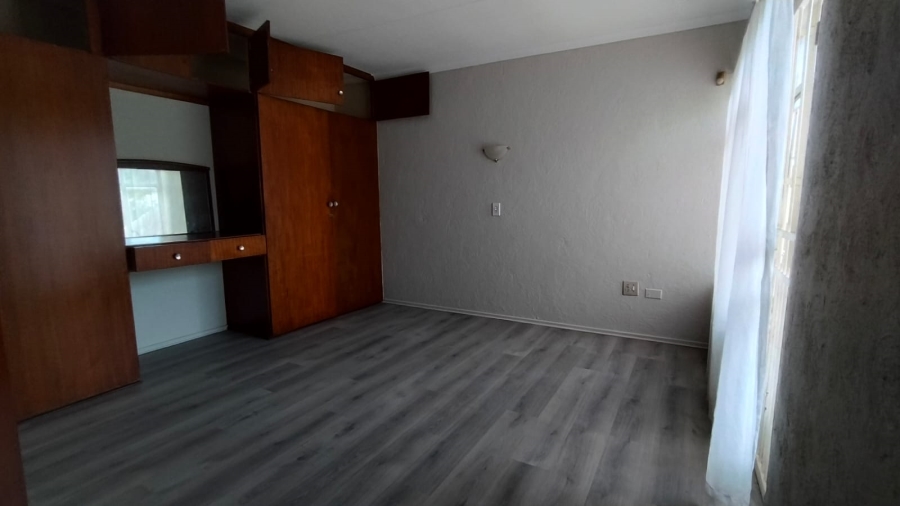 To Let 4 Bedroom Property for Rent in Helderkruin Gauteng