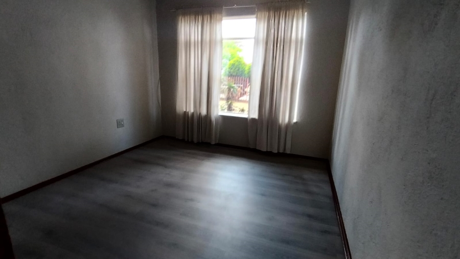 To Let 4 Bedroom Property for Rent in Helderkruin Gauteng
