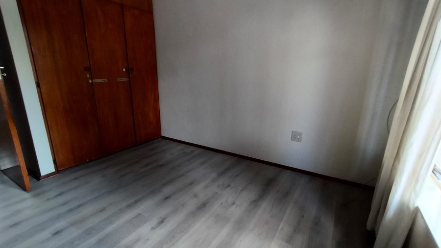 To Let 4 Bedroom Property for Rent in Helderkruin Gauteng