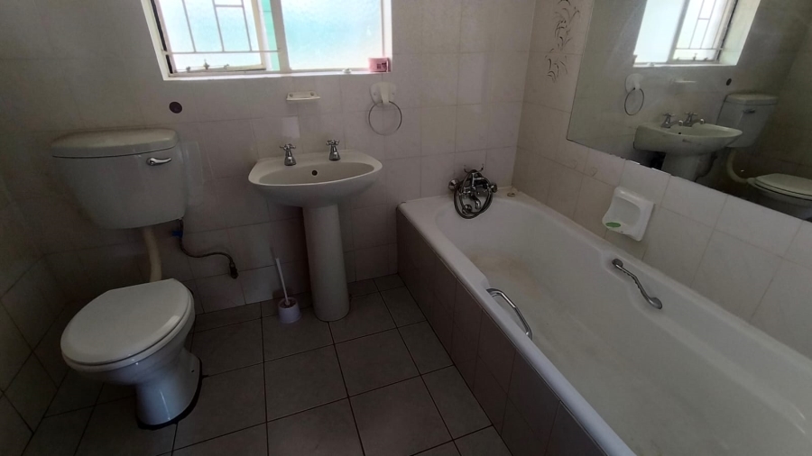 To Let 4 Bedroom Property for Rent in Helderkruin Gauteng