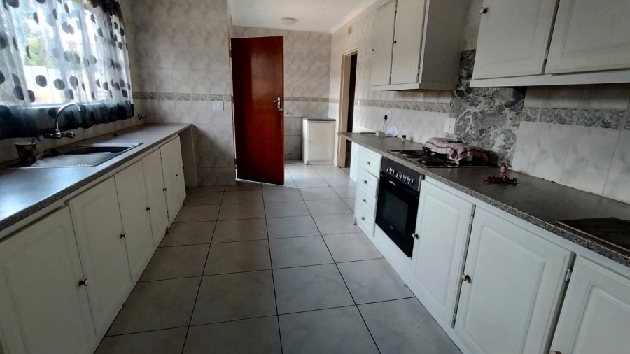 To Let 4 Bedroom Property for Rent in Helderkruin Gauteng