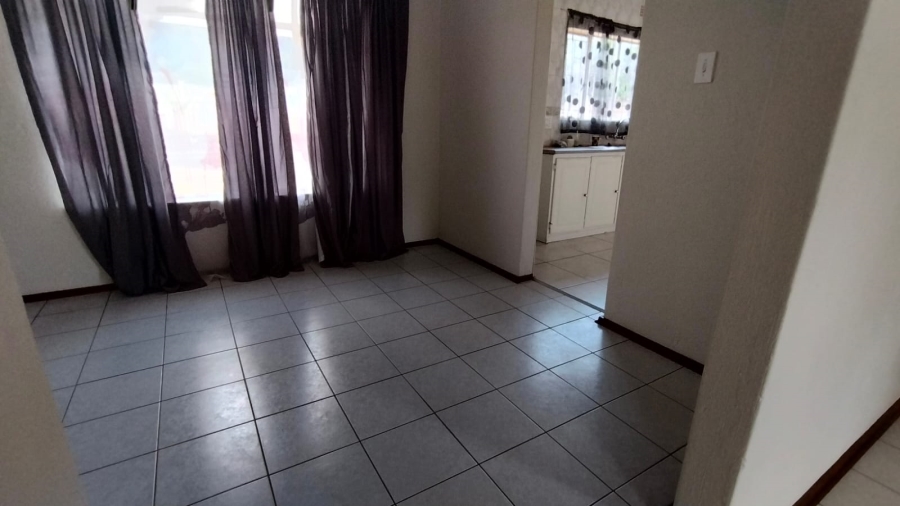 To Let 4 Bedroom Property for Rent in Helderkruin Gauteng