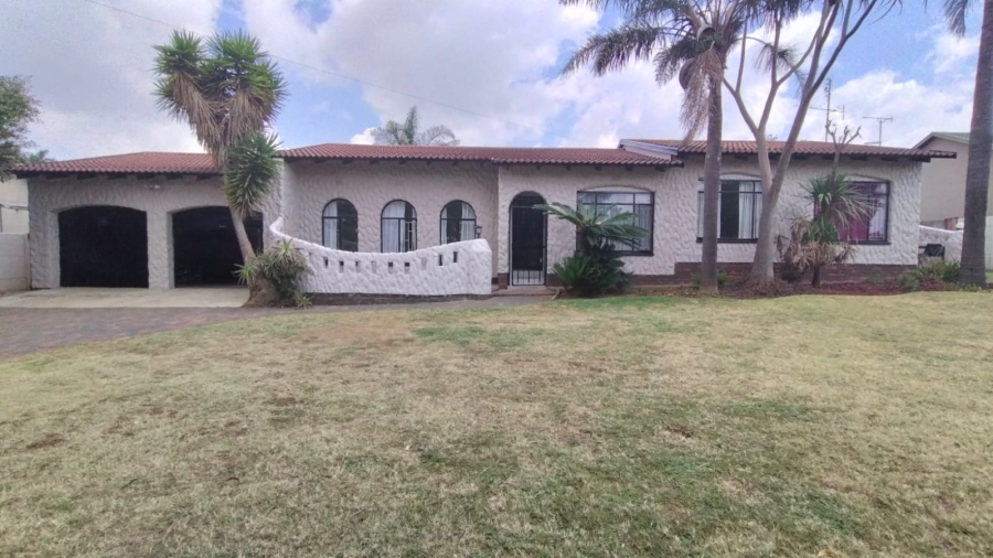 To Let 4 Bedroom Property for Rent in Helderkruin Gauteng