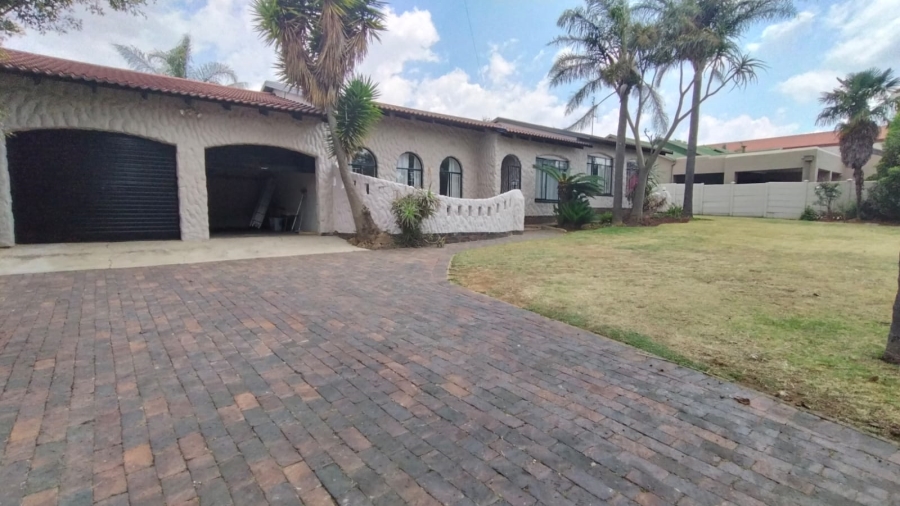 To Let 4 Bedroom Property for Rent in Helderkruin Gauteng