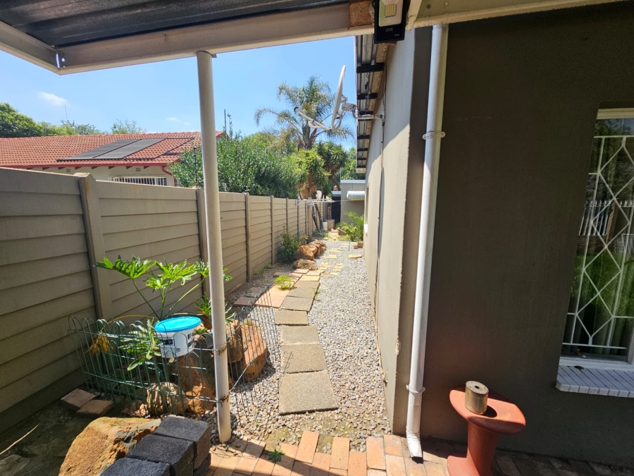 2 Bedroom Property for Sale in Brackendowns Gauteng