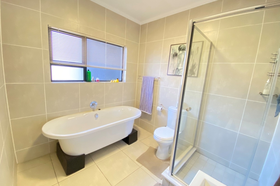 To Let 3 Bedroom Property for Rent in Greenstone Hill Gauteng