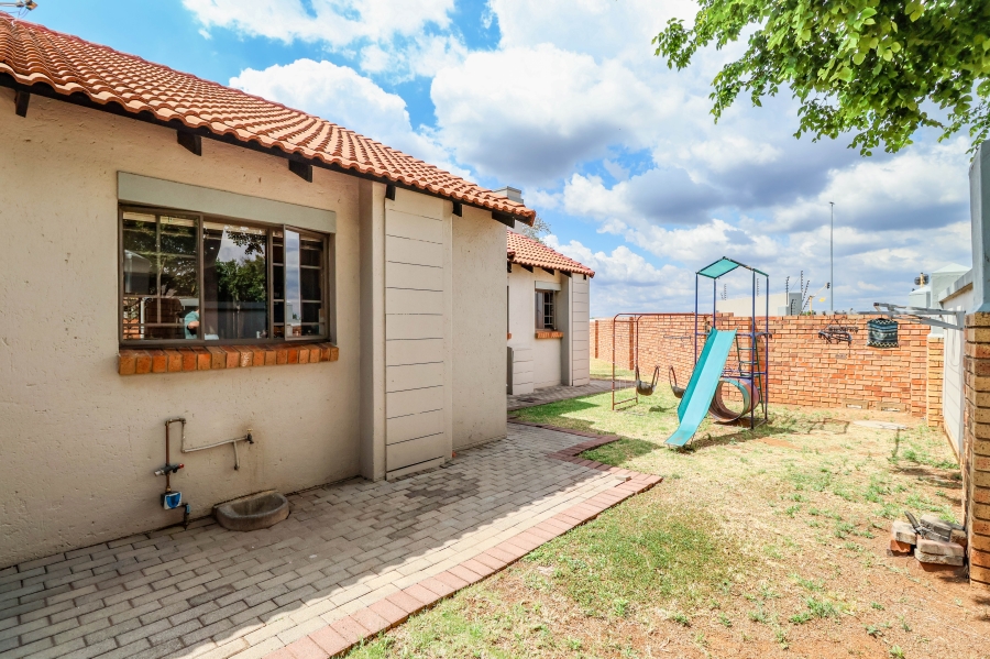 3 Bedroom Property for Sale in Monavoni Gauteng