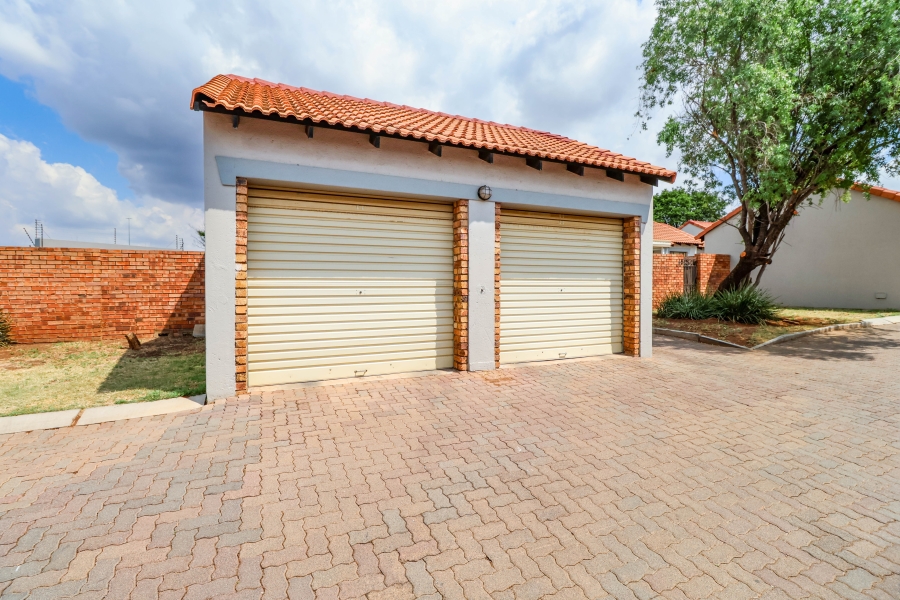 3 Bedroom Property for Sale in Monavoni Gauteng