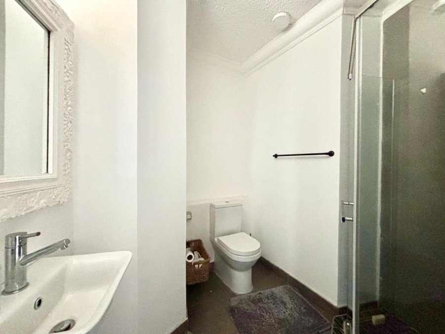 To Let 2 Bedroom Property for Rent in Sandhurst Gauteng