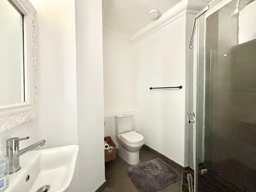 To Let 2 Bedroom Property for Rent in Sandhurst Gauteng