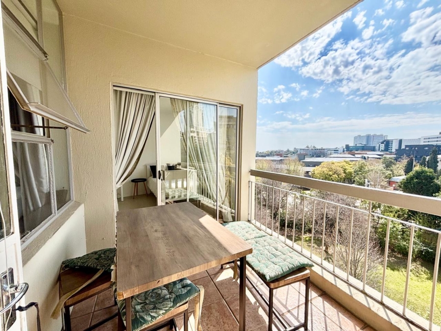 To Let 2 Bedroom Property for Rent in Sandhurst Gauteng