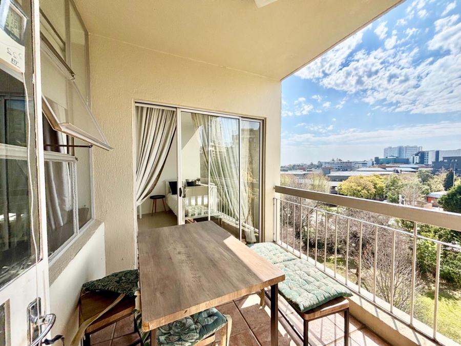 To Let 2 Bedroom Property for Rent in Sandhurst Gauteng