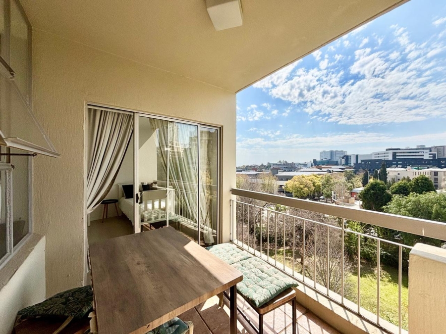 To Let 2 Bedroom Property for Rent in Sandhurst Gauteng