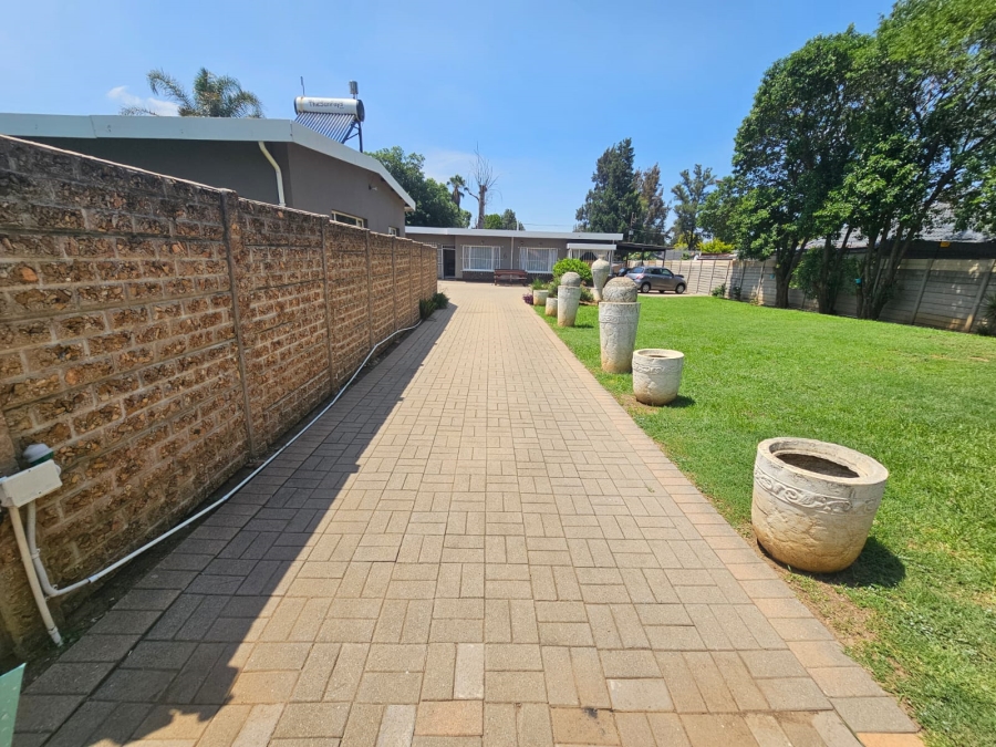 To Let 3 Bedroom Property for Rent in Brackendowns Gauteng