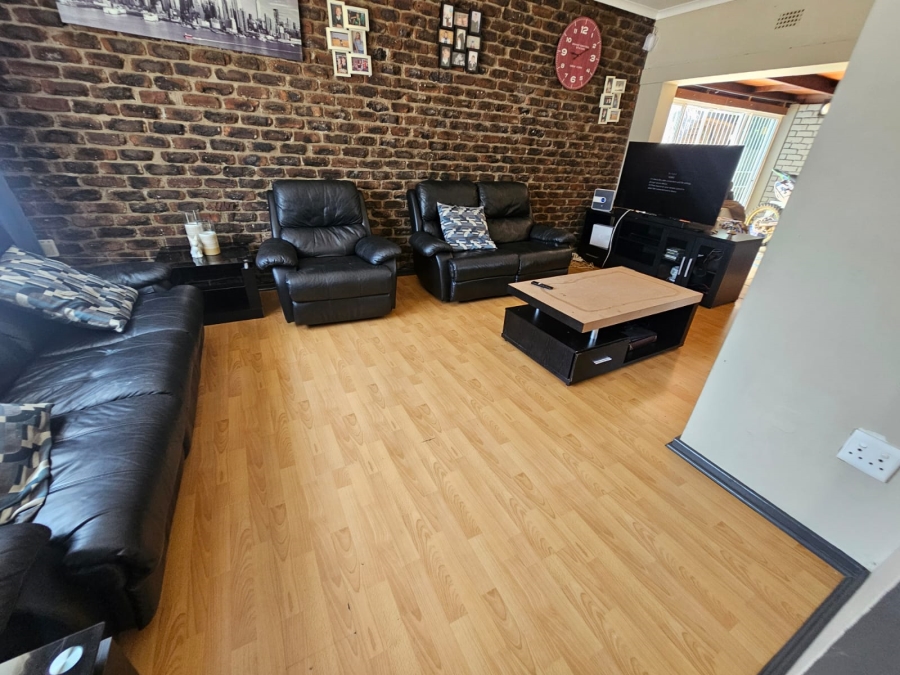 To Let 3 Bedroom Property for Rent in Brackendowns Gauteng