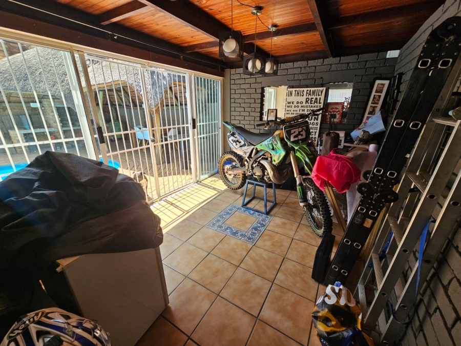 To Let 3 Bedroom Property for Rent in Brackendowns Gauteng