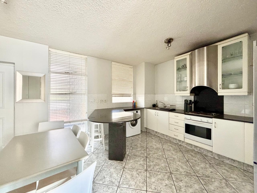 To Let 2 Bedroom Property for Rent in Sandhurst Gauteng
