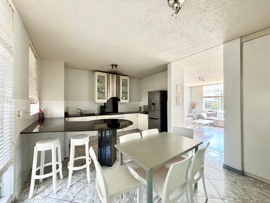 To Let 2 Bedroom Property for Rent in Sandhurst Gauteng
