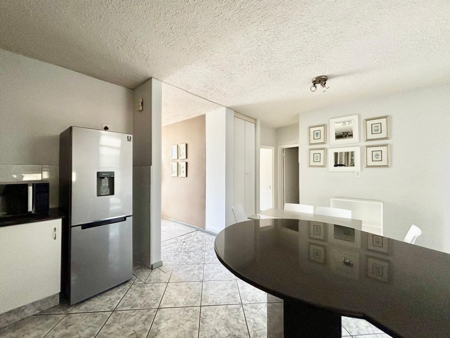 To Let 2 Bedroom Property for Rent in Sandhurst Gauteng