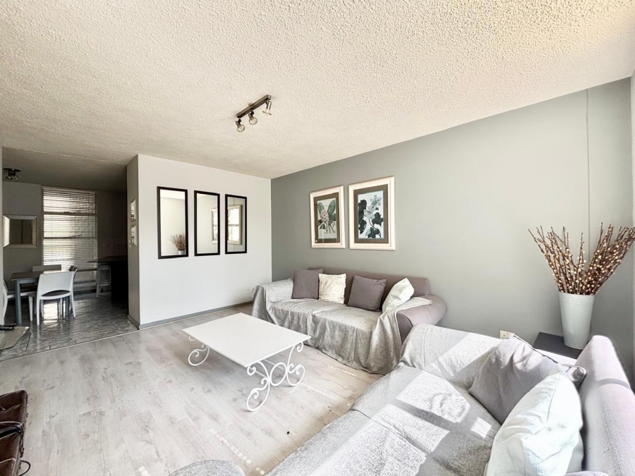 To Let 2 Bedroom Property for Rent in Sandhurst Gauteng