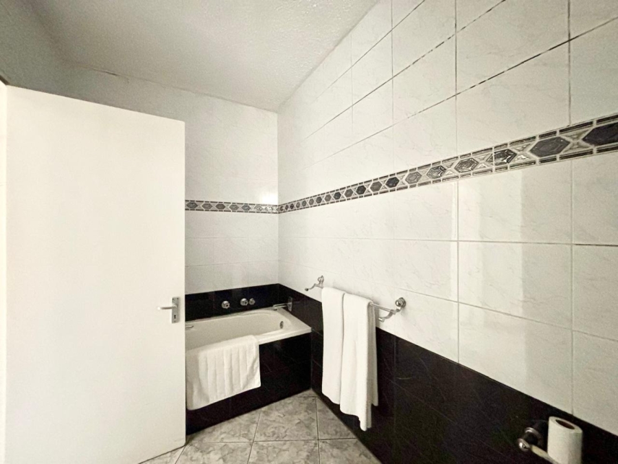 To Let 2 Bedroom Property for Rent in Sandhurst Gauteng