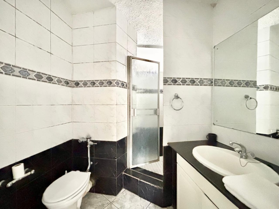 To Let 2 Bedroom Property for Rent in Sandhurst Gauteng