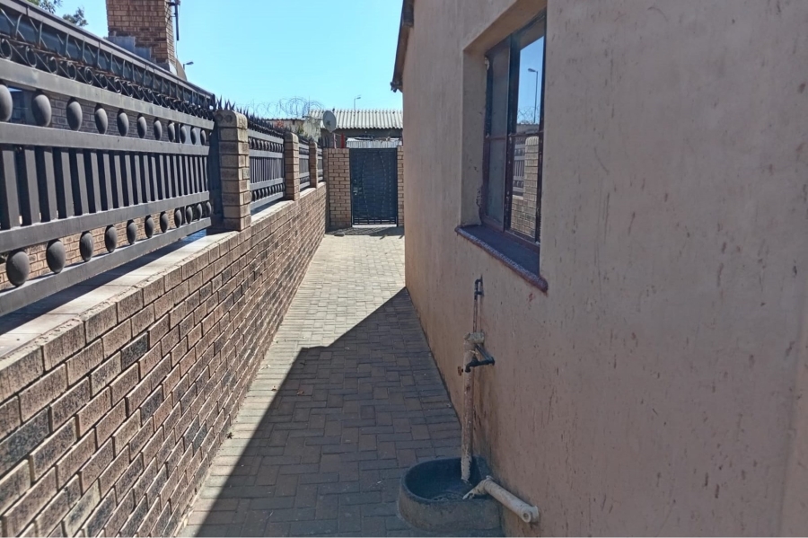 To Let 2 Bedroom Property for Rent in Moletsane Gauteng