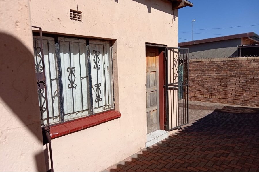 To Let 2 Bedroom Property for Rent in Moletsane Gauteng