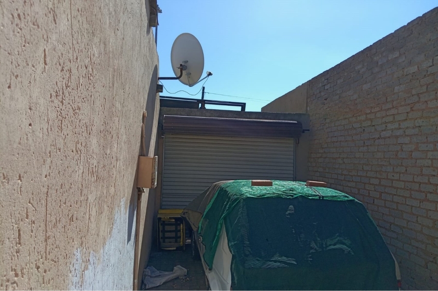 To Let 2 Bedroom Property for Rent in Moletsane Gauteng