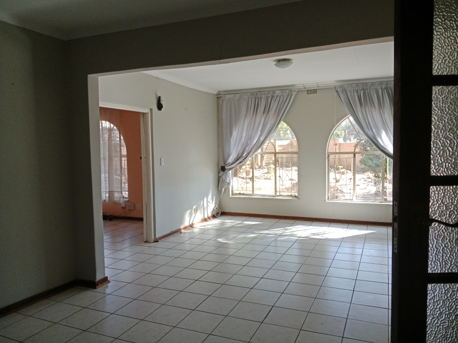 6 Bedroom Property for Sale in Brackenhurst Gauteng