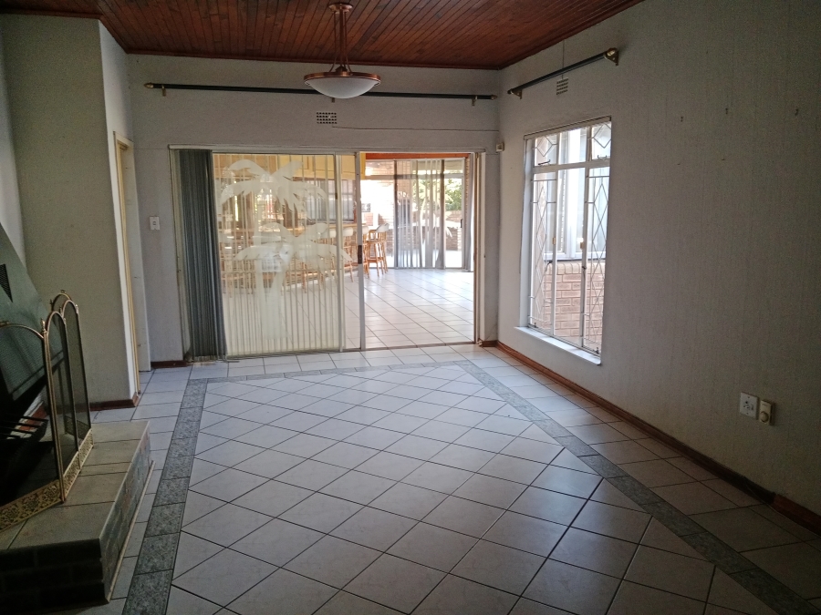 6 Bedroom Property for Sale in Brackenhurst Gauteng