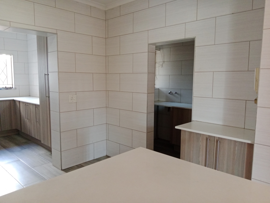 6 Bedroom Property for Sale in Brackenhurst Gauteng
