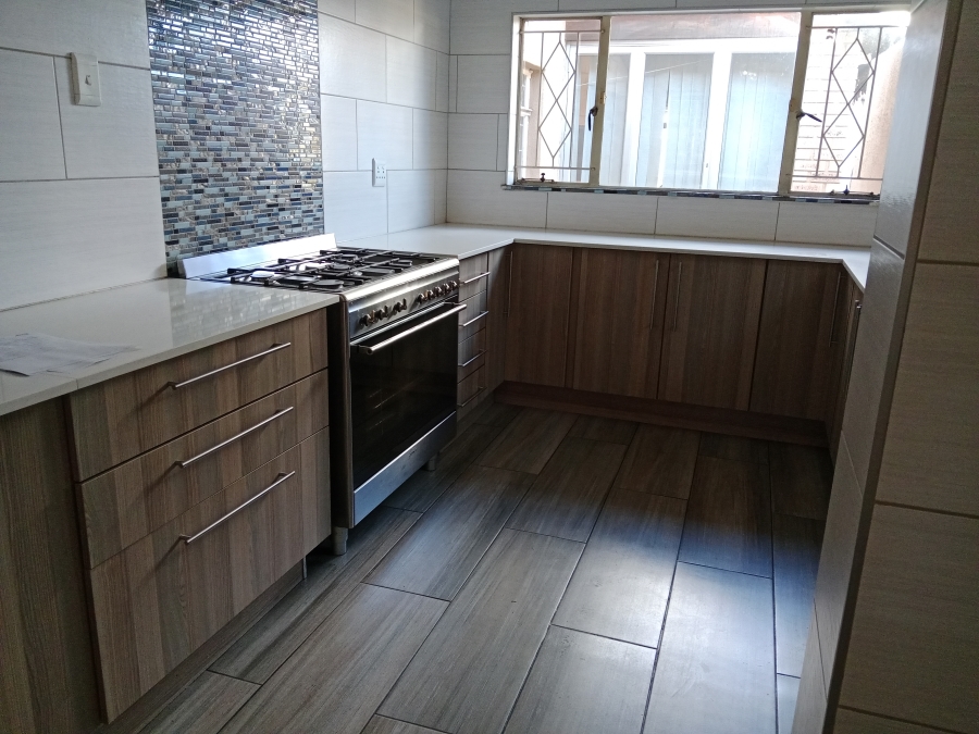 6 Bedroom Property for Sale in Brackenhurst Gauteng