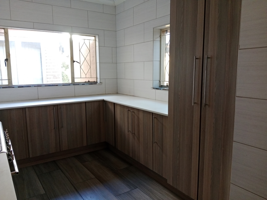 6 Bedroom Property for Sale in Brackenhurst Gauteng