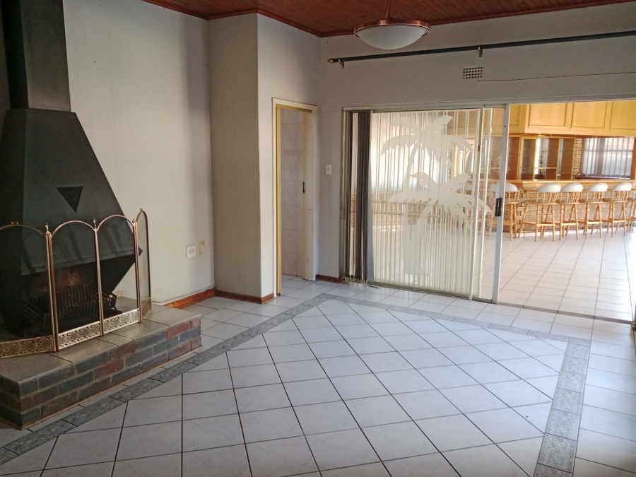 6 Bedroom Property for Sale in Brackenhurst Gauteng