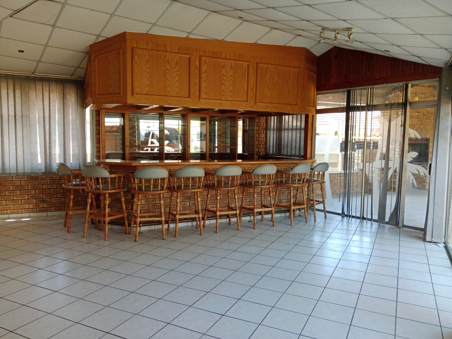 6 Bedroom Property for Sale in Brackenhurst Gauteng
