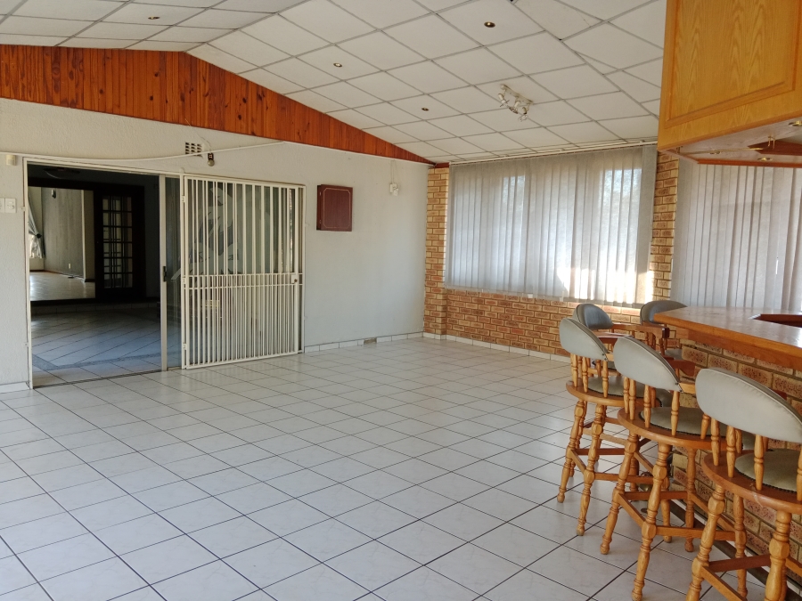6 Bedroom Property for Sale in Brackenhurst Gauteng