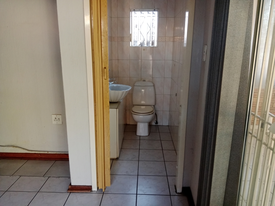 6 Bedroom Property for Sale in Brackenhurst Gauteng