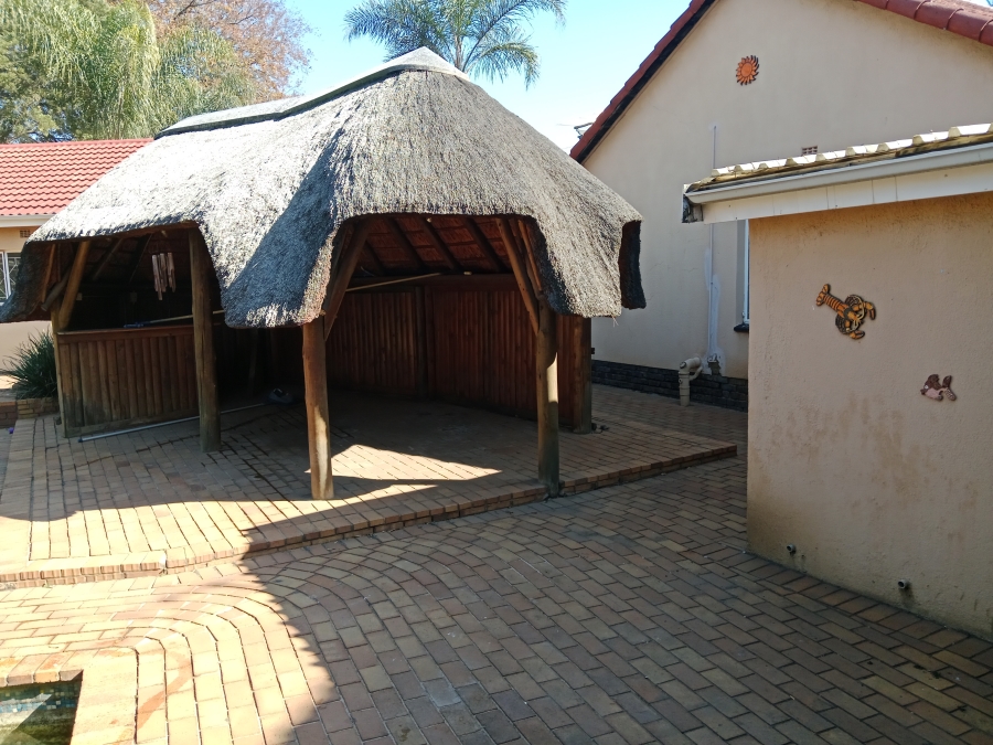 6 Bedroom Property for Sale in Brackenhurst Gauteng