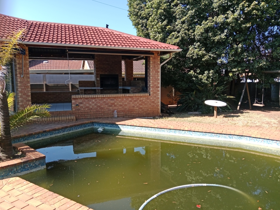 6 Bedroom Property for Sale in Brackenhurst Gauteng