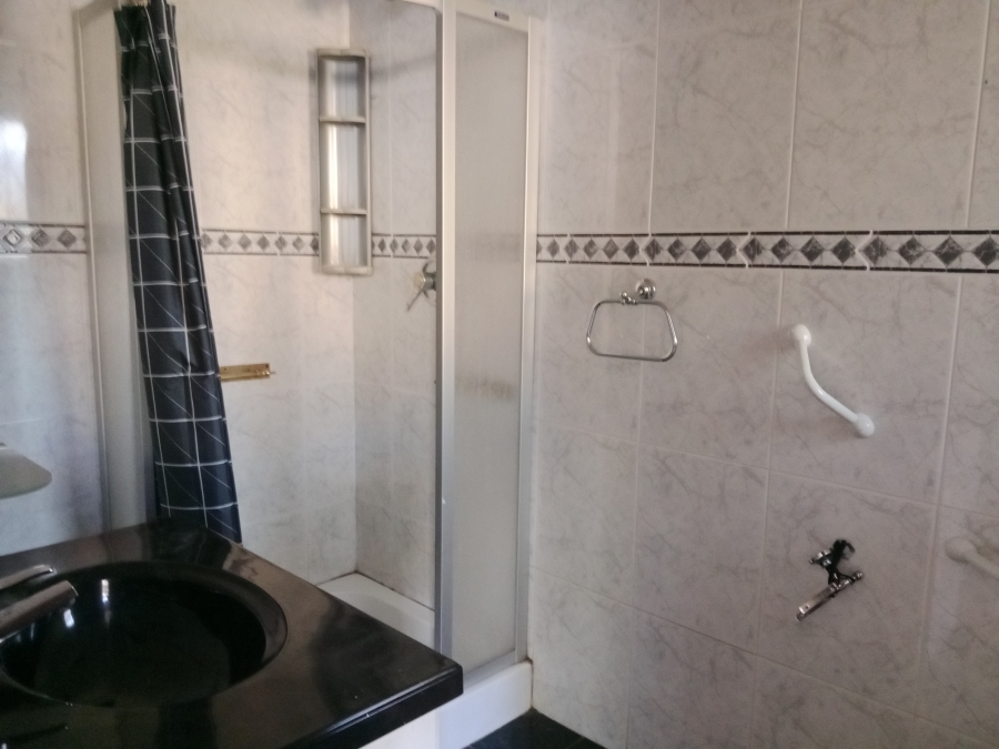 6 Bedroom Property for Sale in Brackenhurst Gauteng