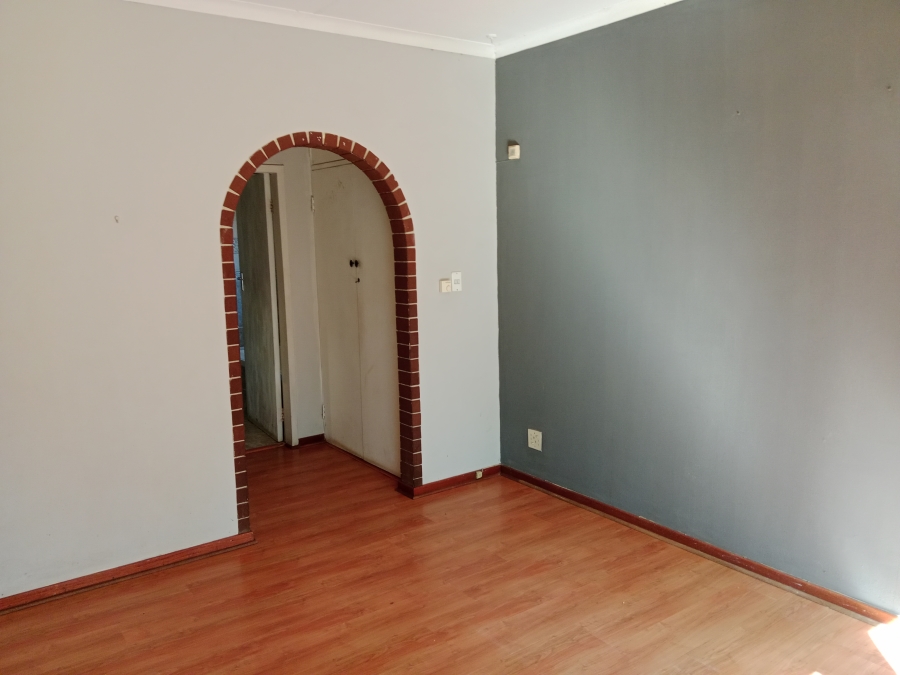 6 Bedroom Property for Sale in Brackenhurst Gauteng