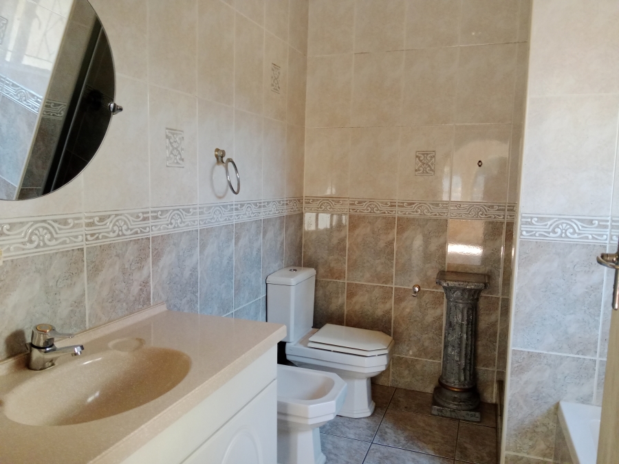 6 Bedroom Property for Sale in Brackenhurst Gauteng