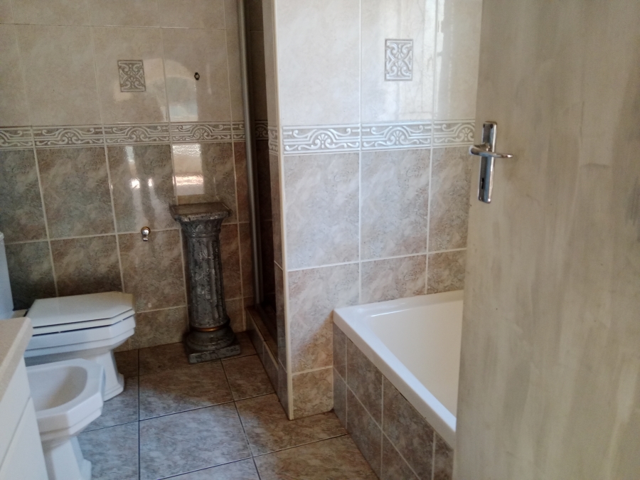 6 Bedroom Property for Sale in Brackenhurst Gauteng