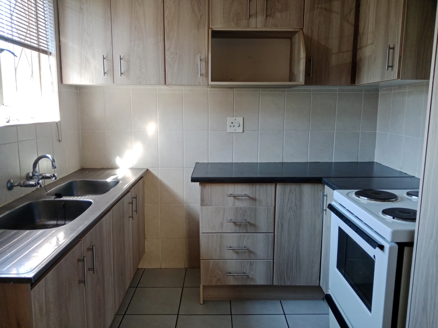 6 Bedroom Property for Sale in Brackenhurst Gauteng