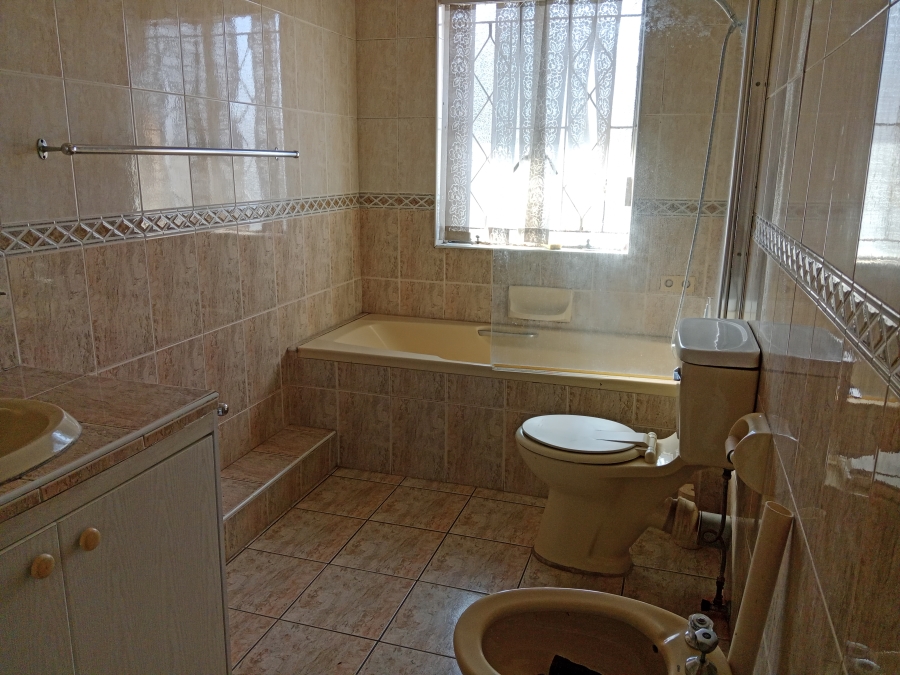 6 Bedroom Property for Sale in Brackenhurst Gauteng