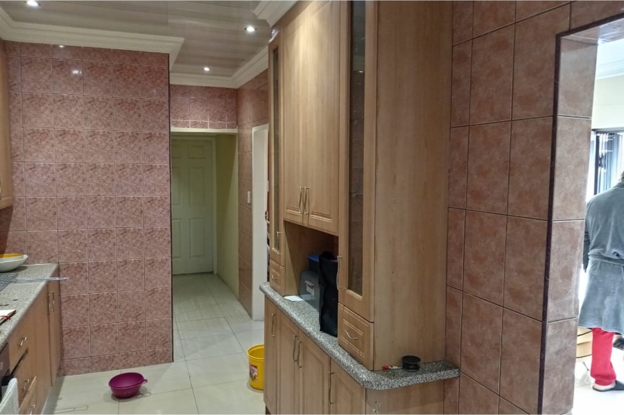 5 Bedroom Property for Sale in Moroka Gauteng