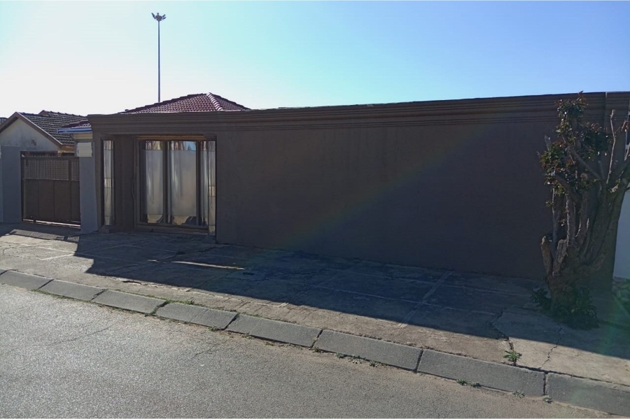 5 Bedroom Property for Sale in Moroka Gauteng